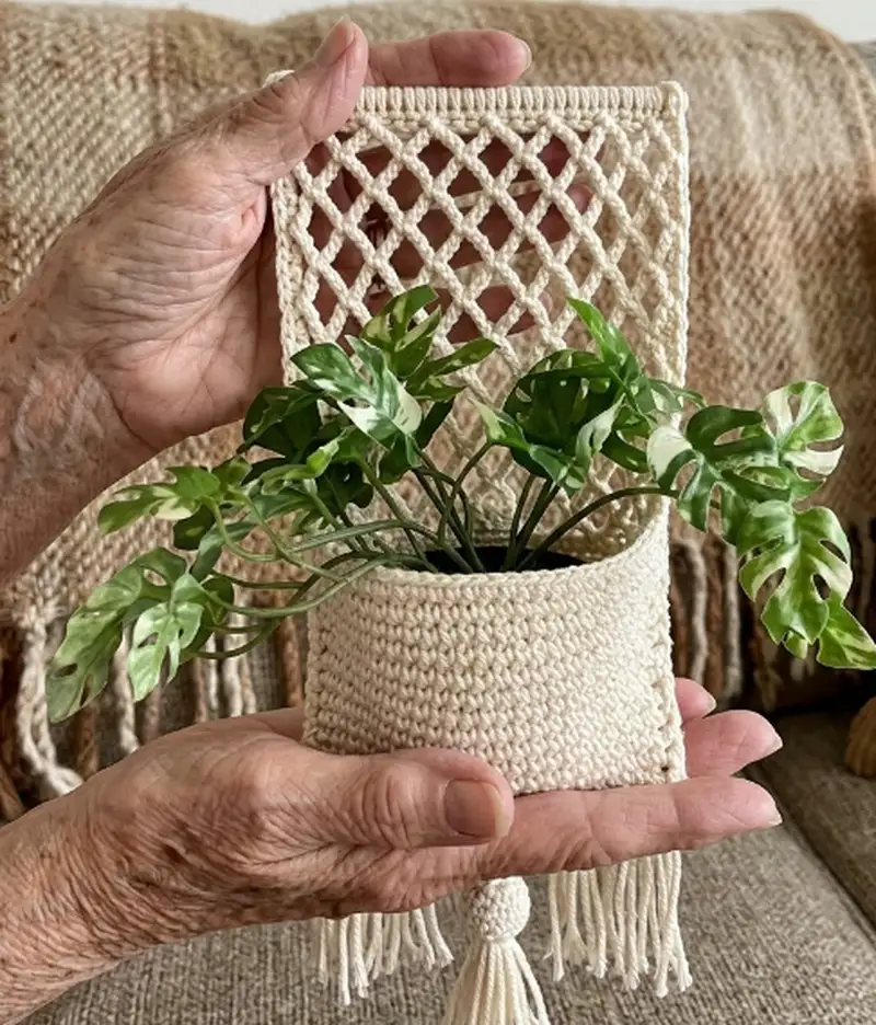 Complimentary Intermediate crochet pattern: Pocket Wall Hanging Pattern - Simple to follow guide