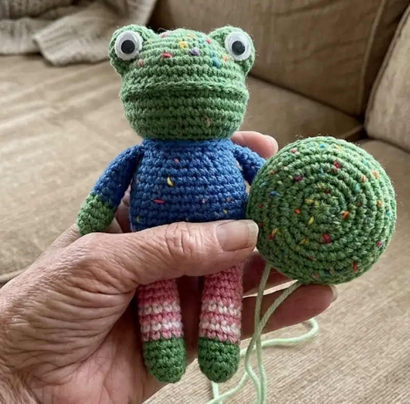 Complimentary Intermediate crochet pattern: Minimal Frog Amigurumi Pattern - Simple to follow guide