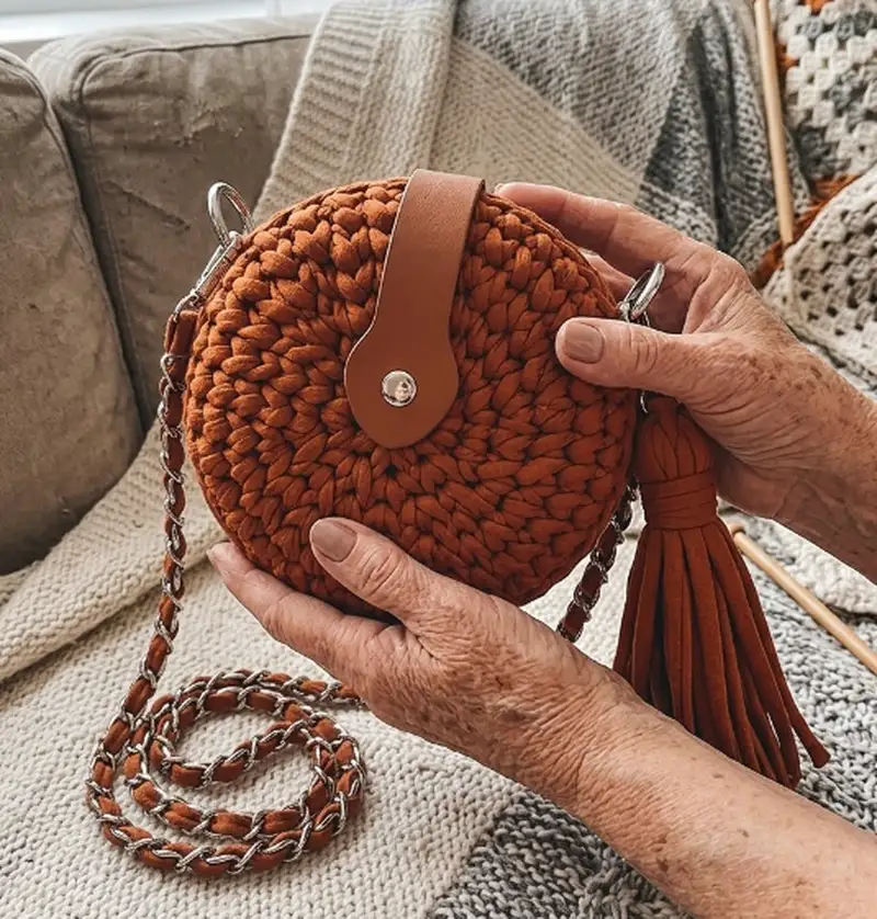 Complimentary Beginner Friendly crochet pattern: Round bag with t-shirt yarn Pattern - Simple to follow guide