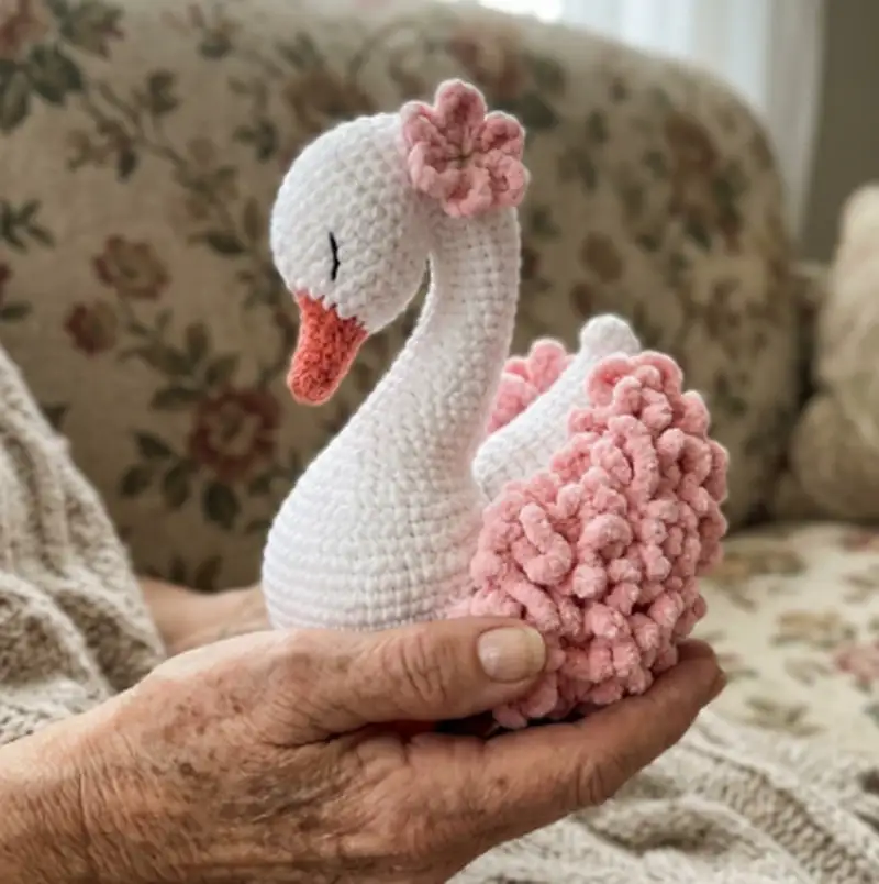 Complimentary Intermediate crochet pattern: Swan Amigurumi Pattern - Simple to follow guide