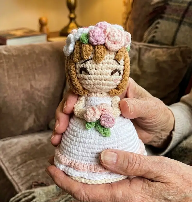 Complimentary Intermediate crochet pattern: Reversible Flower Bouquet & Bride Amigurumi Pattern - Simple to follow guide