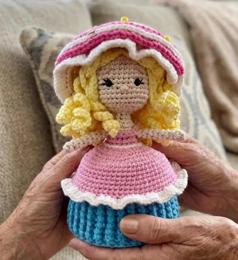 Complimentary Intermediate crochet pattern: Reversible Muffin Toy Amigurumi Pattern - Simple to follow guide