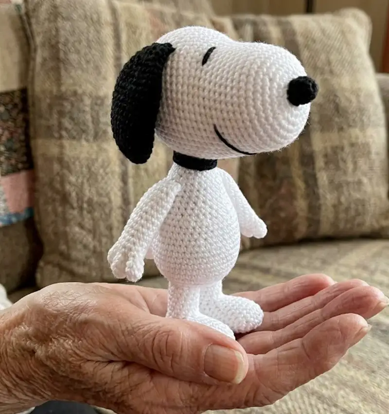 Complimentary Intermediate crochet pattern: Snoopy Amigurumi Pattern - Simple to follow guide