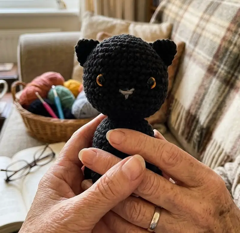 Complimentary Intermediate crochet pattern: Gatitos Amigurumi Pattern - Simple to follow guide