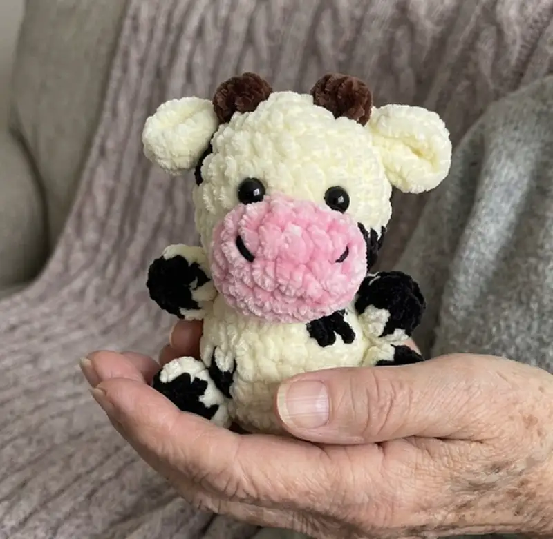 Complimentary Intermediate crochet pattern: Keychain Cow Amigurumi Pattern - Simple to follow guide