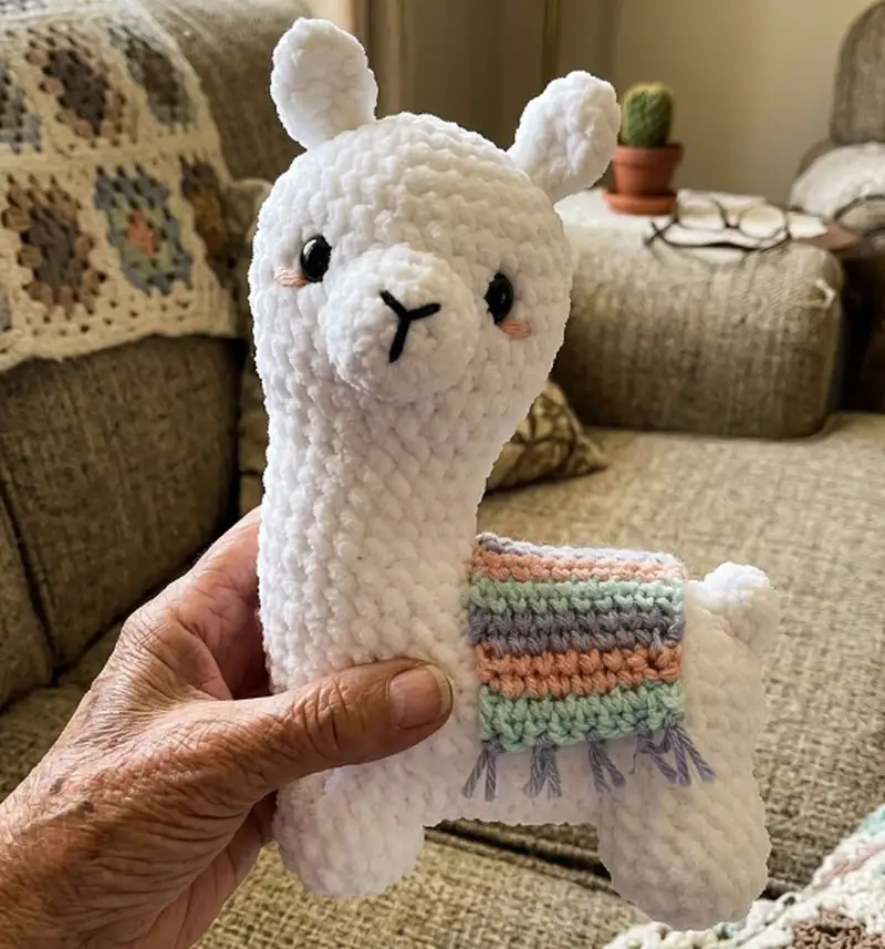 Quality crochet pattern: Layla the Llama Amigurumi Pattern - Advanced level guide with complete instructions