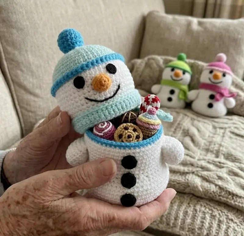 Complimentary Intermediate crochet pattern: Snowman Amigurumi Pattern - Simple to follow guide