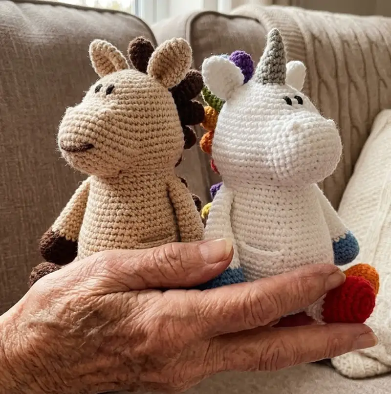 Complimentary Intermediate crochet pattern: Phone Stand Horse/Unicorn Amigurumi Pattern - Simple to follow guide