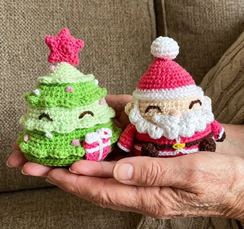Complimentary Intermediate crochet pattern: Reversible Christmas Amigurumi Pattern - Simple to follow guide