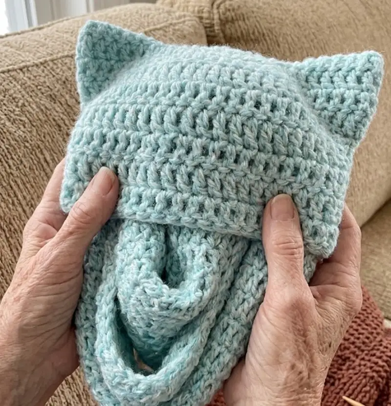 Complimentary Beginner Friendly crochet pattern: Kitty Scarf Amigurumi Pattern - Simple to follow guide