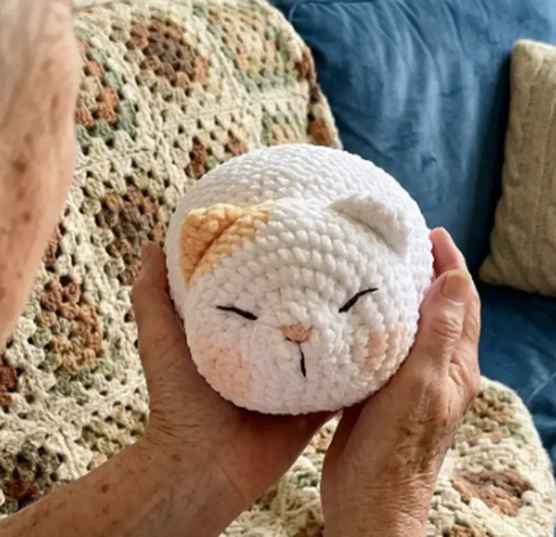 Complimentary Intermediate crochet pattern: Marshmallow Kittie Amigurumi Pattern - Simple to follow guide