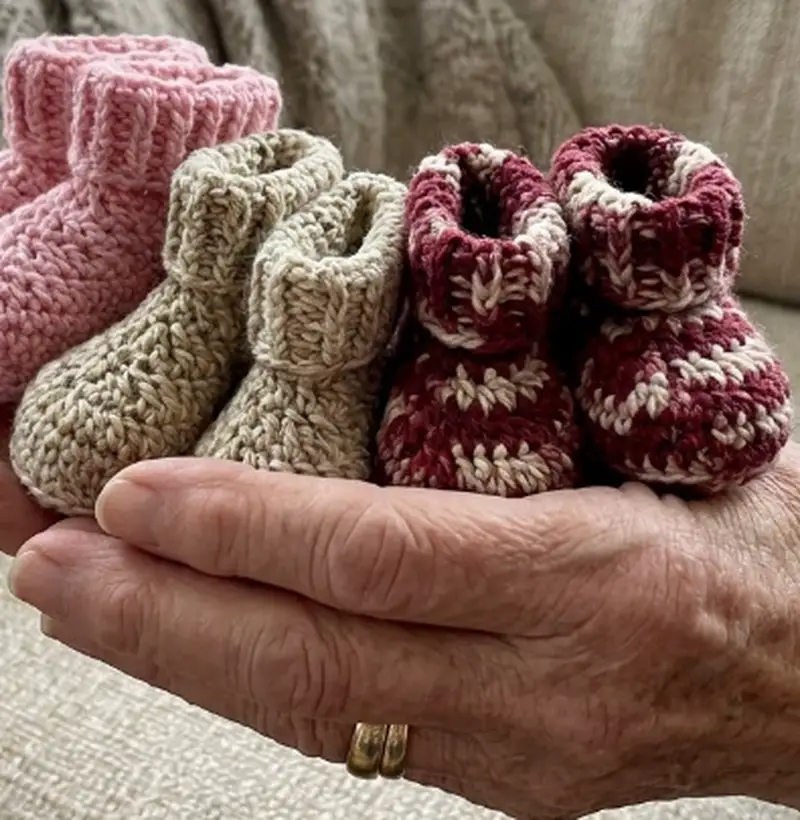 Complimentary Intermediate crochet pattern: Bernat Babys Booties Pattern - Simple to follow guide