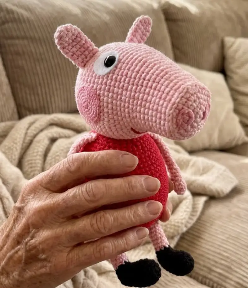 Complimentary Intermediate crochet pattern: Peppa Pig Amigurumi Pattern - Simple to follow guide