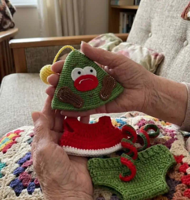 Quality crochet pattern: Christmas Tree Hat Clothes Amigurumi Pattern - Intermediate level guide with complete instructions