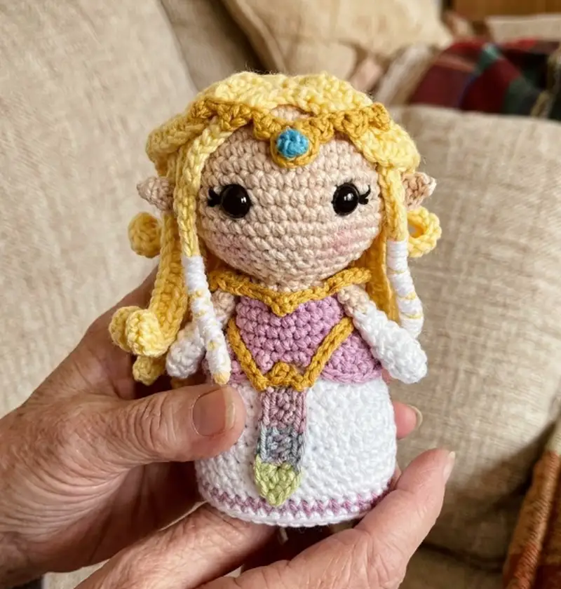 Complimentary Intermediate crochet pattern: Zelda Amigurumi Pattern - Simple to follow guide