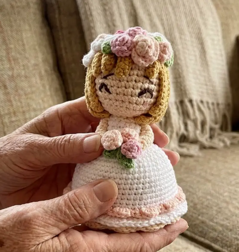 Quality crochet pattern: Reversible Flower Bouquet & Bride Amigurumi Pattern - Intermediate level guide with complete instructions