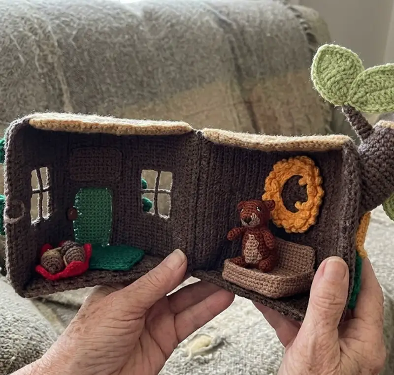 Complimentary Intermediate crochet pattern: Squirrel & Hollow Log House Amigurumi Pattern - Simple to follow guide
