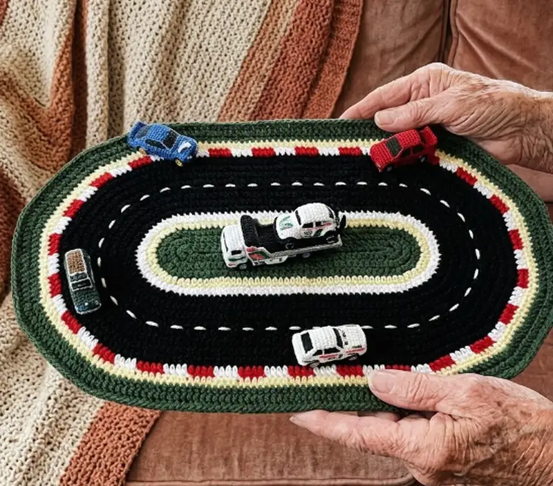 Complimentary Intermediate crochet pattern: Race Track Mat Pattern - Simple to follow guide