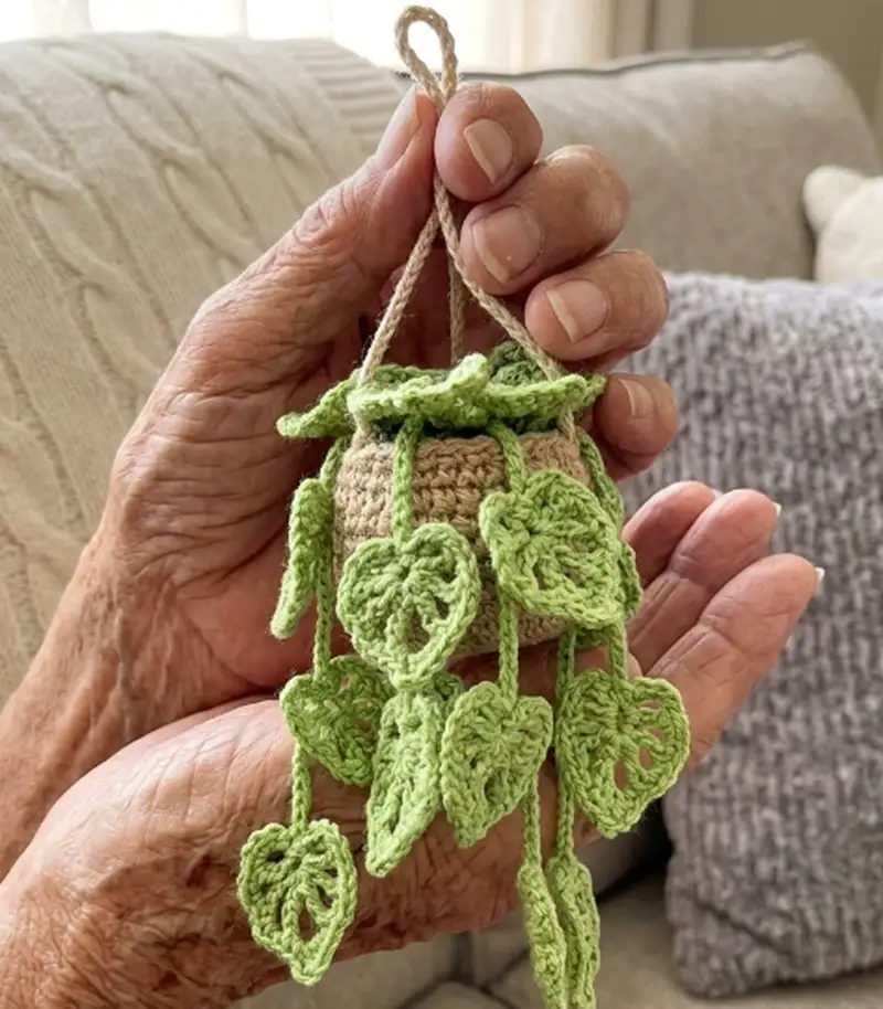 Complimentary Intermediate crochet pattern: Drooping Leave Crochet Pattern - Simple to follow guide