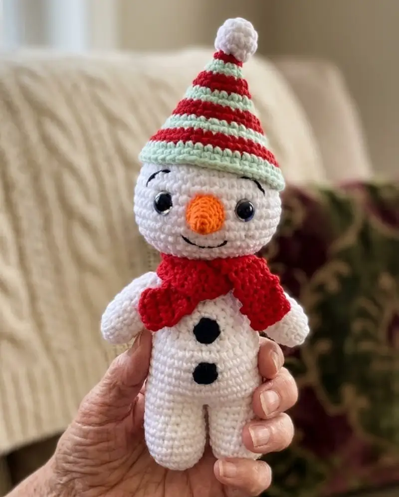 Complimentary Beginner Friendly crochet pattern: Snowman Crochet Amigurumi Pattern - Simple to follow guide