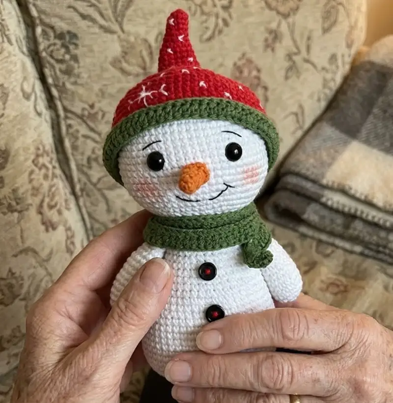 Complimentary Intermediate crochet pattern: Snowman Amigurumi Pattern - Simple to follow guide