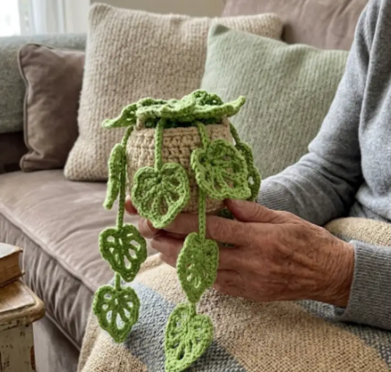 Complimentary Intermediate crochet pattern: Drooping Leave Crochet Pattern - Simple to follow guide