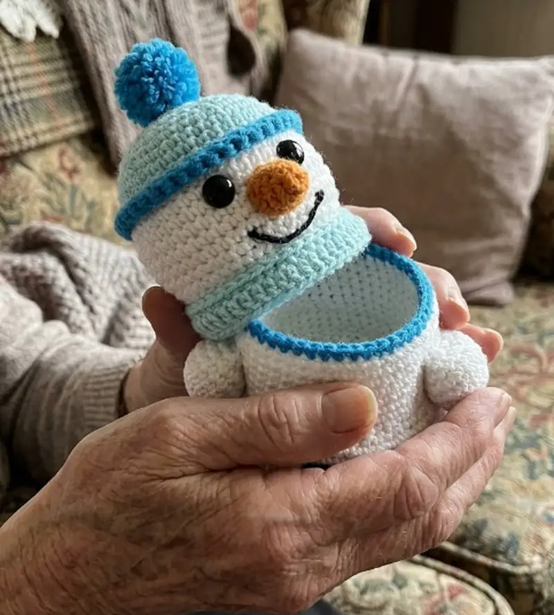 Complimentary Intermediate crochet pattern: Snowman Amigurumi Pattern - Simple to follow guide